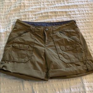 Athleta light weight cargo shorts size 4